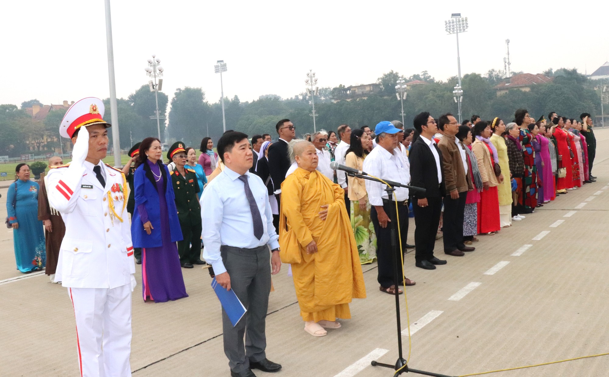 Các thành viên trong đoàn báo công lên Bác.